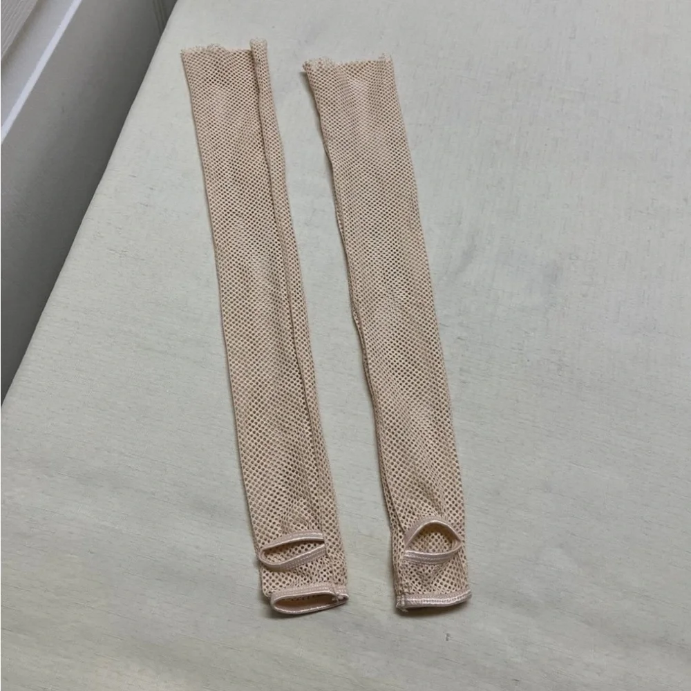 One size beige fishnet fingerless sleeves